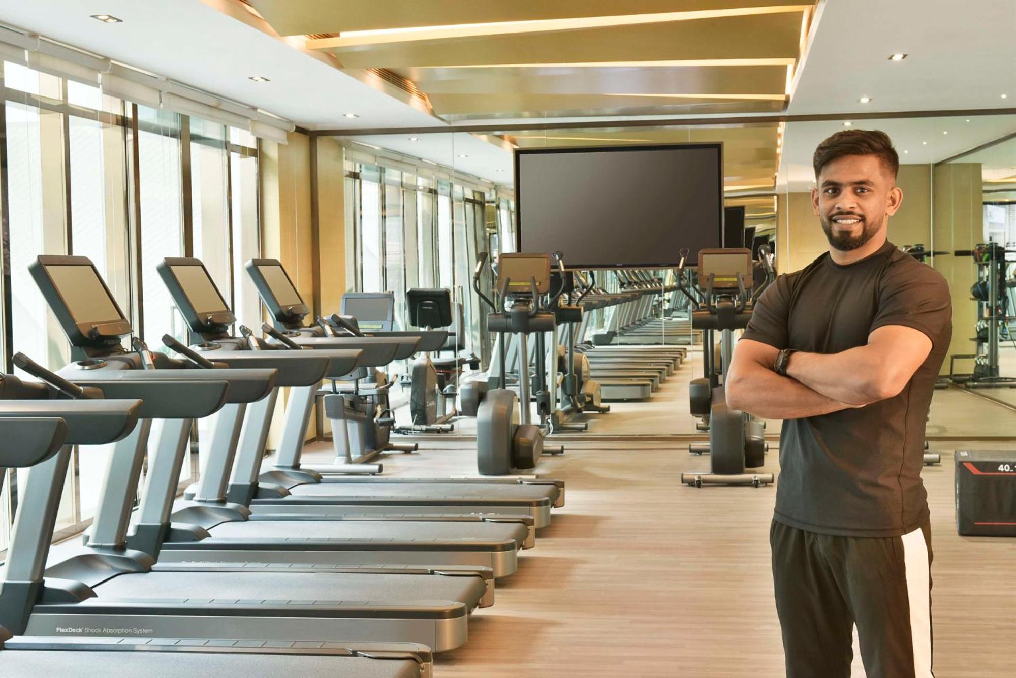 Hotel Hilton Bahrain Manama Zewnętrze zdjęcie Personal trainer in a gym